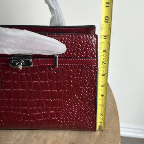 Faux Croc Burgandy Crossbody Handbag NWT - Picture 15 of 17